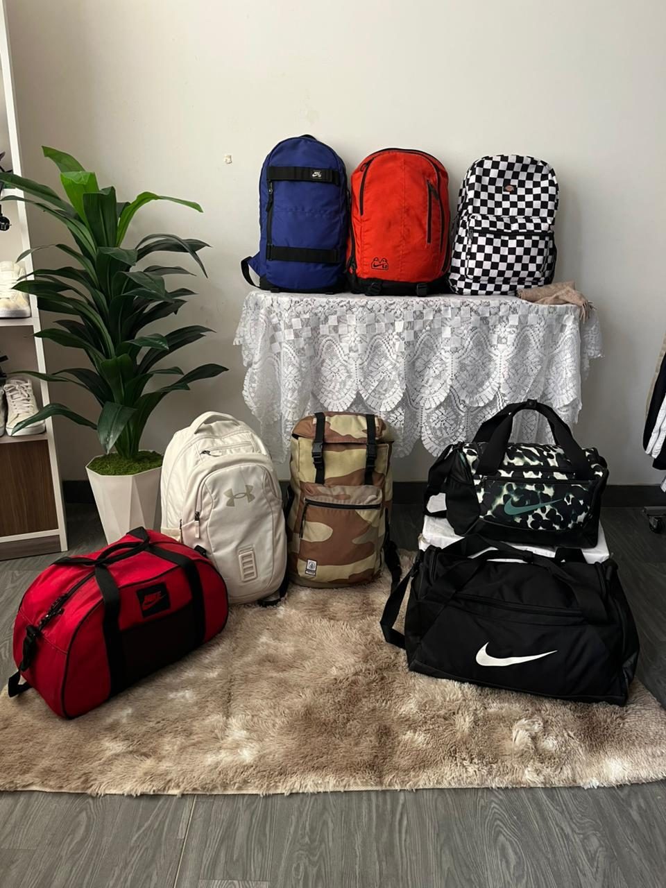 Mochilas y bolsos deportivos de distintas marcas exhibidos en la tienda